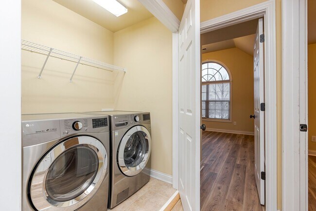 Building Photo - Beautiful Townhome located in the highly desirable Beaumont neighborhood of Lexington.