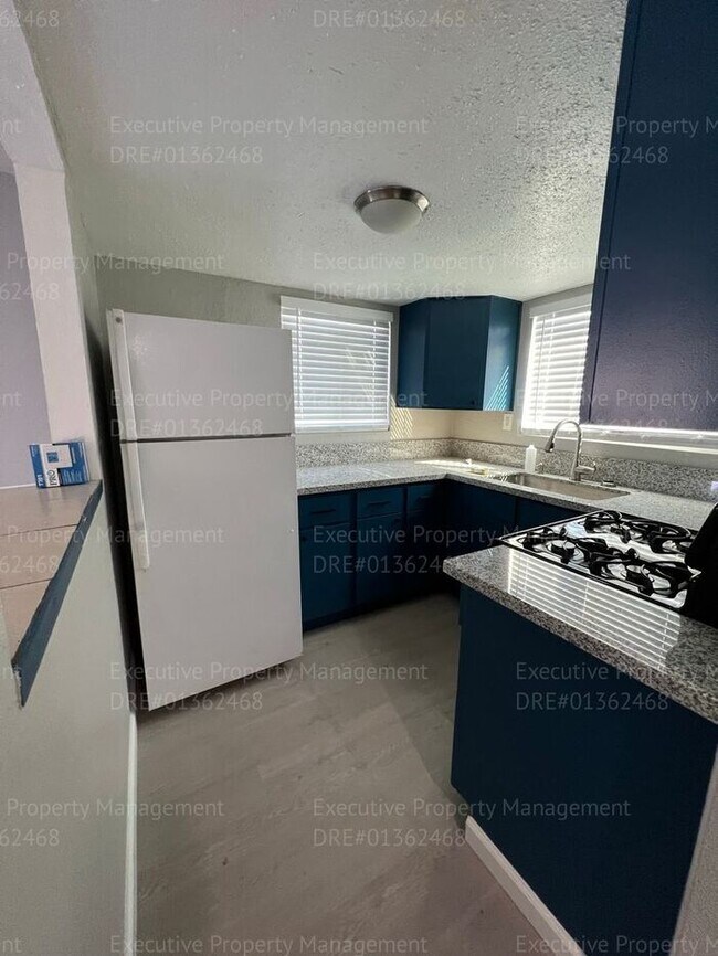 Building Photo - 1 bedroom/ 1 bathroom floor unit.