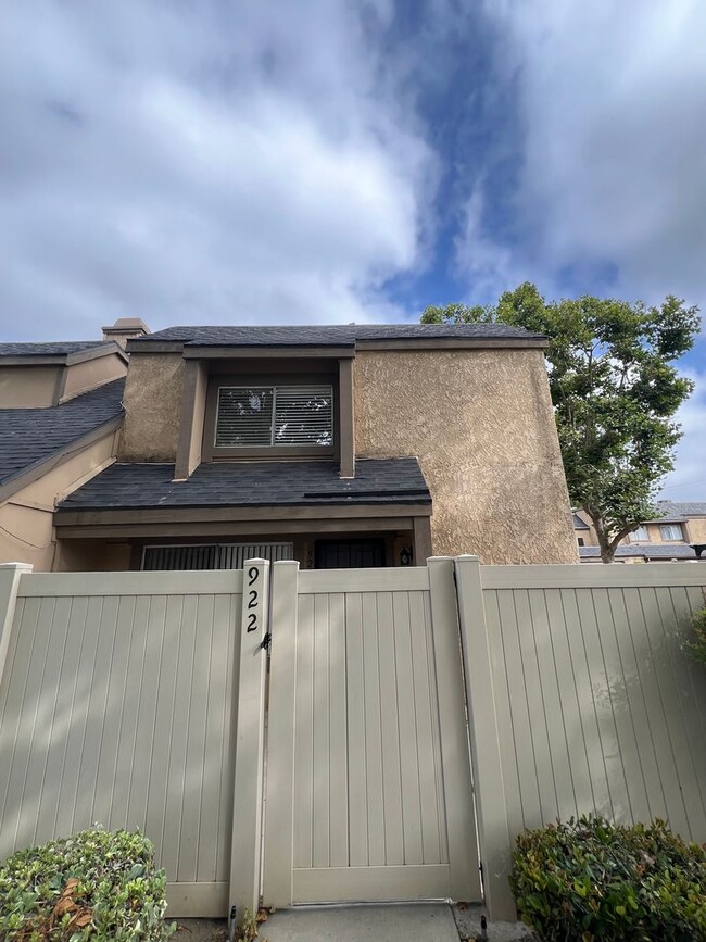 Primary Photo - Beautiful 3 Bedroom / 2.5 Bath Town Home i...