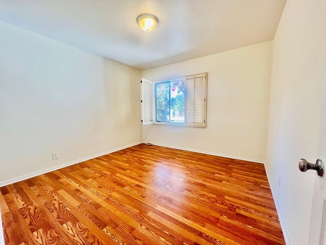 Building Photo - Beautiful Lake Balboa Single Family Home: 3 Bedroom/1 Bathroom/ 2-car garage