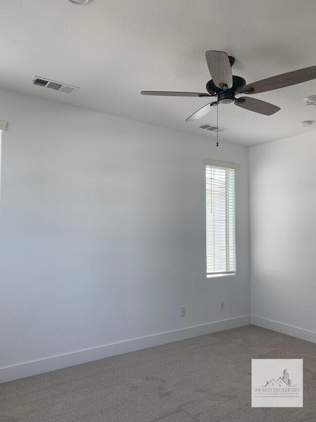 Building Photo - 490 W Mahogany Ln