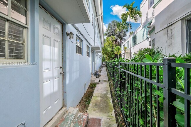 Building Photo - 635 8th St