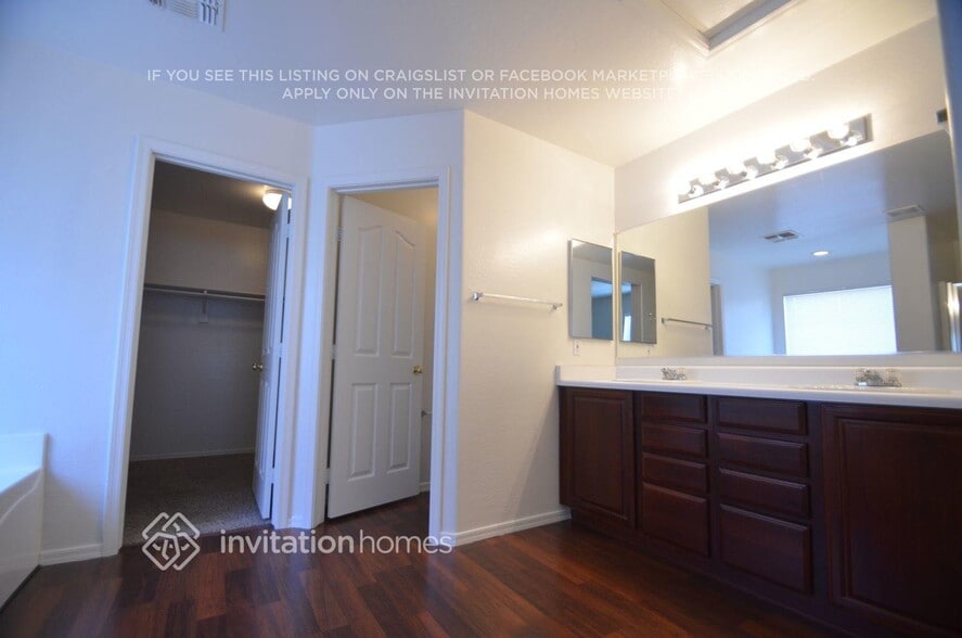 Building Photo - 2909 S 95th Ln