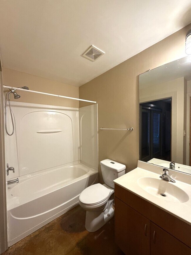 Building Photo - 626 N Graham St