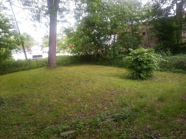 Building Photo - LARGE HOME IN MILLER!