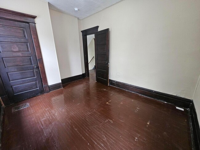 Building Photo - 831 Linwood Ave