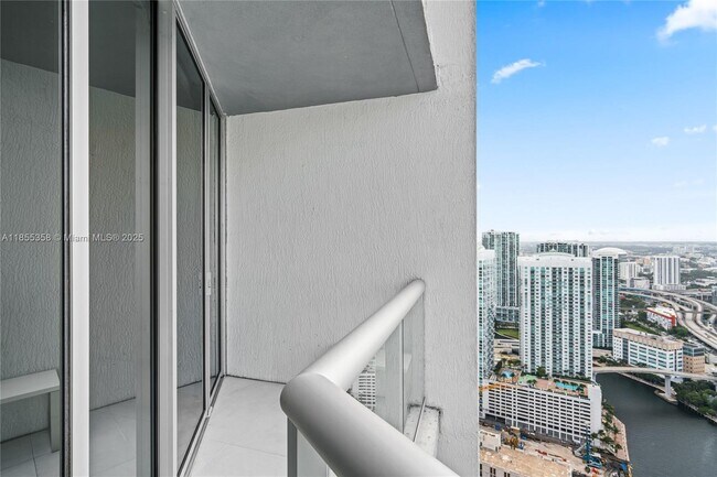 Building Photo - 475 Brickell Ave