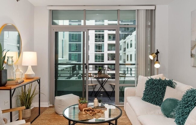 Building Photo - 425 W Beech St