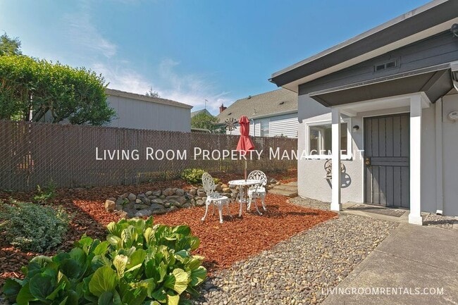 Building Photo - 6738 NE 22nd Ave