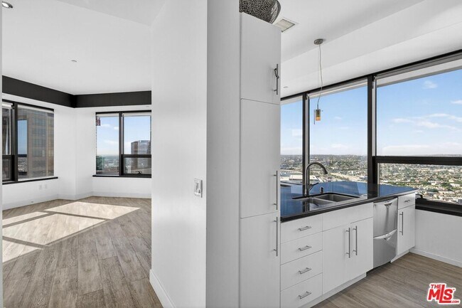 Building Photo - 1100 Wilshire Blvd