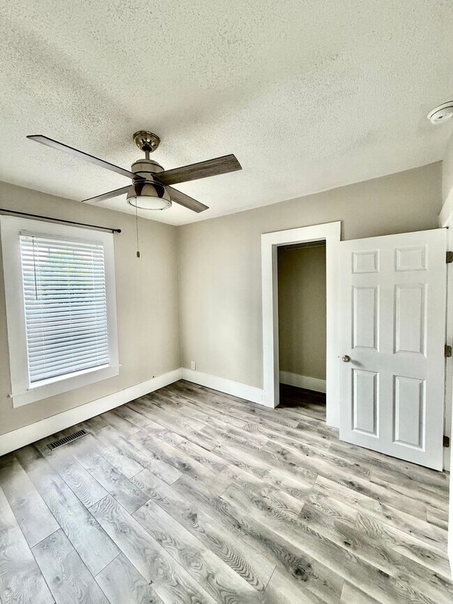 Building Photo - 2 Bedrooms / 1 Bath Home - Johnson City TN