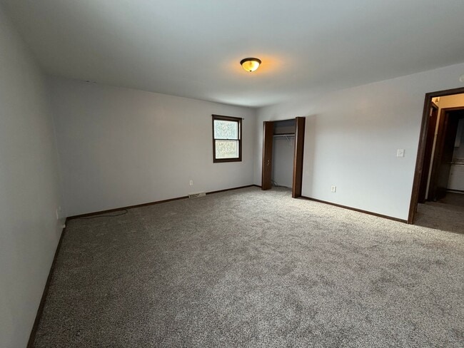 Building Photo - 3992 Camelot Dr SE