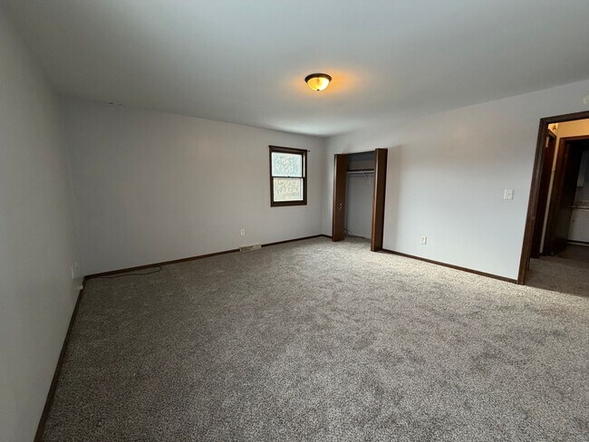 Building Photo - Large multi level duplex!