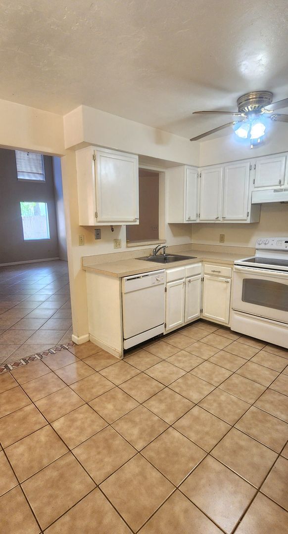 Building Photo - 4BR/2.5BA Home in Desirable Northridge Com...
