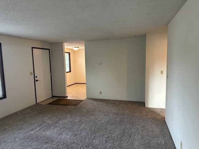 Building Photo - Nice 2 bedroom 1 bath duplex in Springfield!