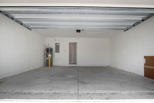 Building Photo - Modern Comfort Meets Convenience