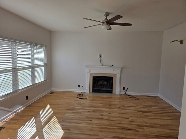 Building Photo - 4 Bedroom! Walk to Jim Warren Park, Franklin TN