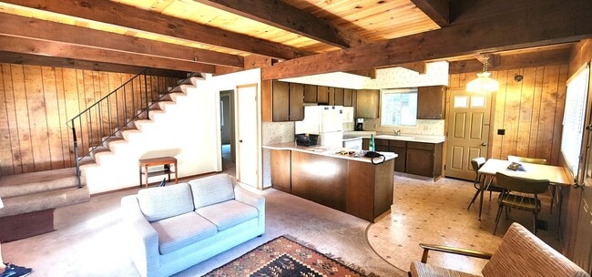 Building Photo - Unfurnished 4 Bed, 2 Bath with Garage.  Amazing Location on Dead-End Street with Forest Access!