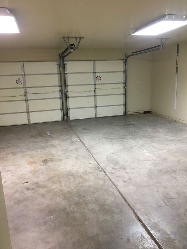 Building Photo - 9751 E Magma Dr