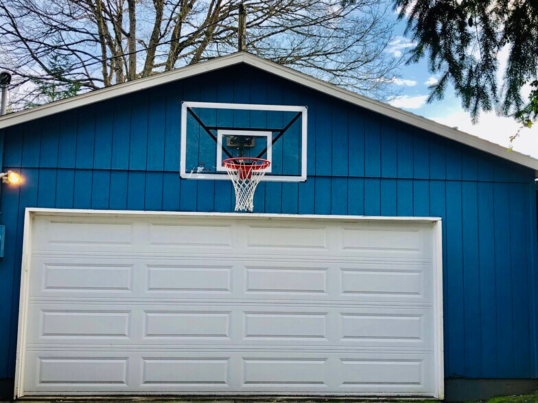 Oversize double garage with basketball hoop - 5336 SE 44th Ave