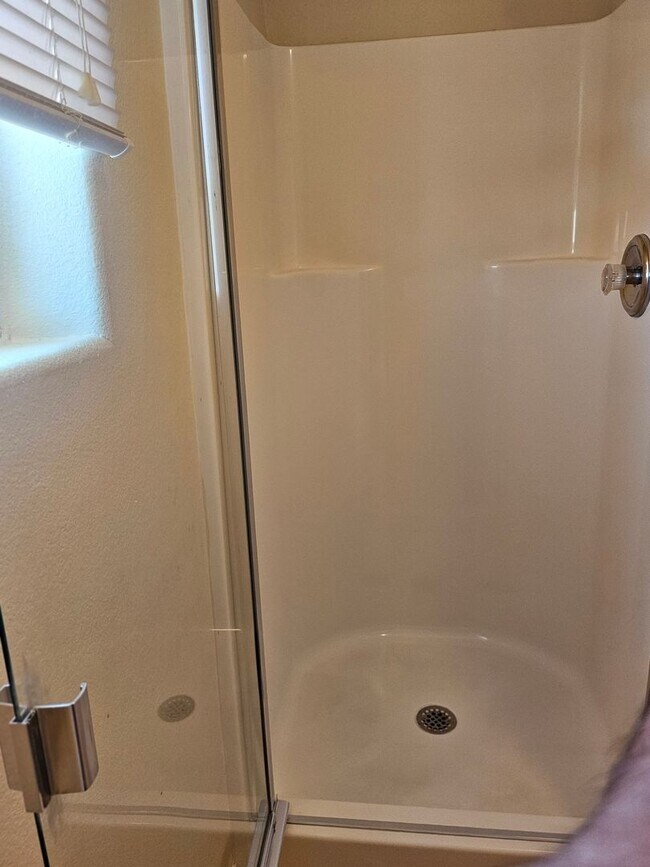 Building Photo - ALL PROSPECTIVE TENANTS MUST SUBMIT A $58 ...