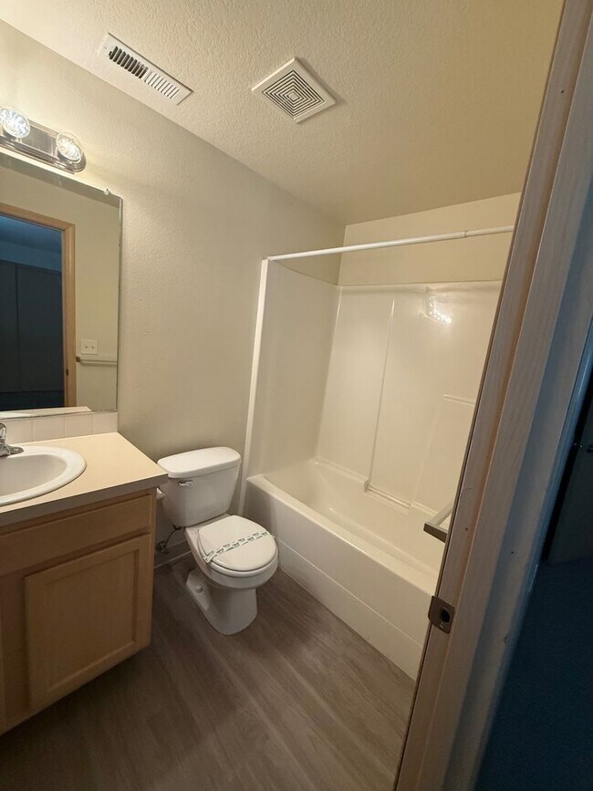 Building Photo - Camas Townhome with Beautiful Grey Laminate Flooring and Attached Garage