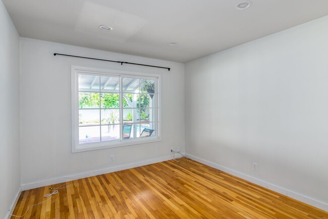 Building Photo - Incredible remodeled south of the boulevar...