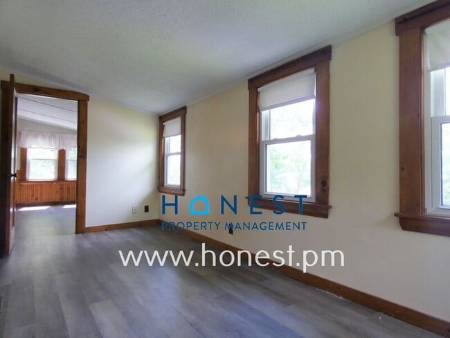 Building Photo - 523 Memorial Dr