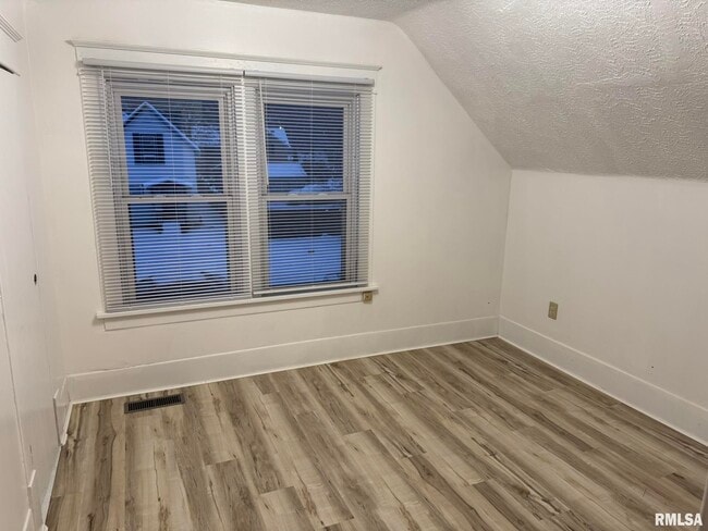 Building Photo - 105 6th Ave