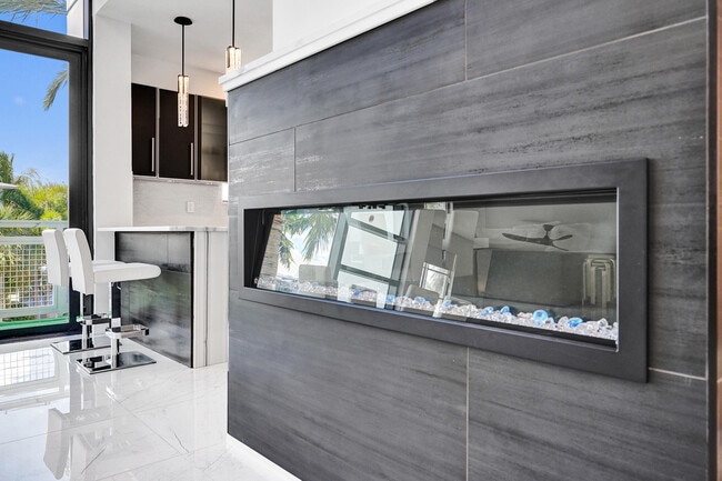 Building Photo - 365 SE 6th Ave