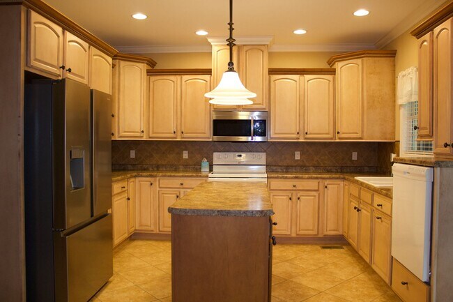 Building Photo - For Rent - Charming 3BR/2BA Home in Macken...