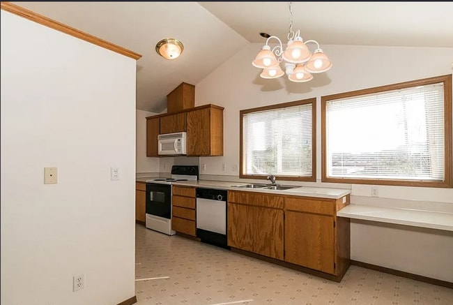 Building Photo - IveJ02