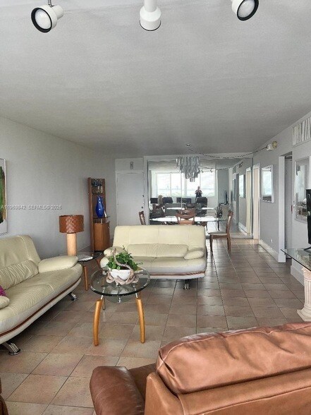 Building Photo - 5005 Collins Ave