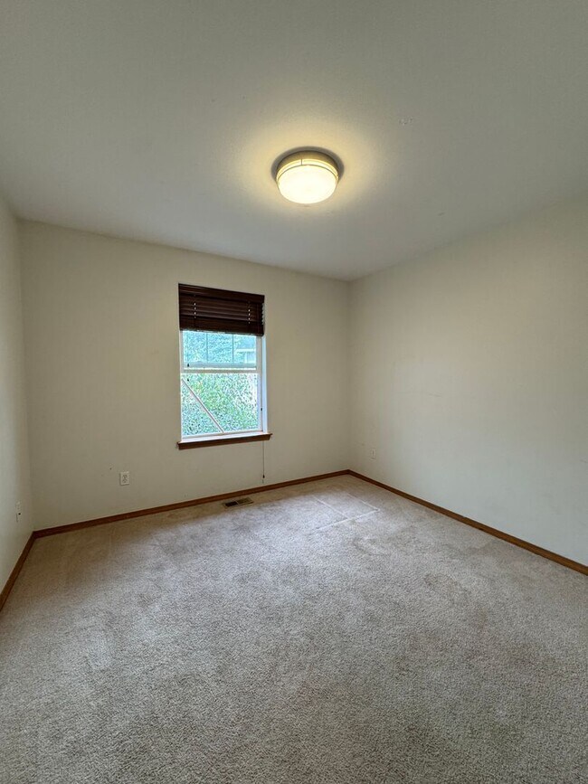 Building Photo - Spacious 4-Bedroom Home for Lease in Cul-d...