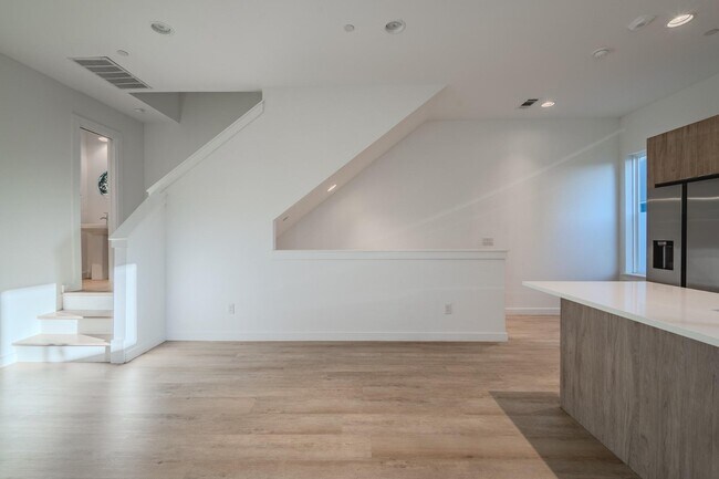 Building Photo - Stunning Modern Townhomes Newer Construction :: Henderson & Greenville Ave area