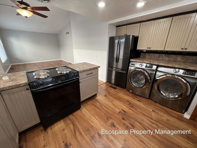 Building Photo - Beautiful Townhouse in Aurora's Mission Vi...