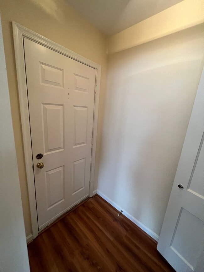 Building Photo - Large 2 bedroom, 1 bathroom condo, just mi...