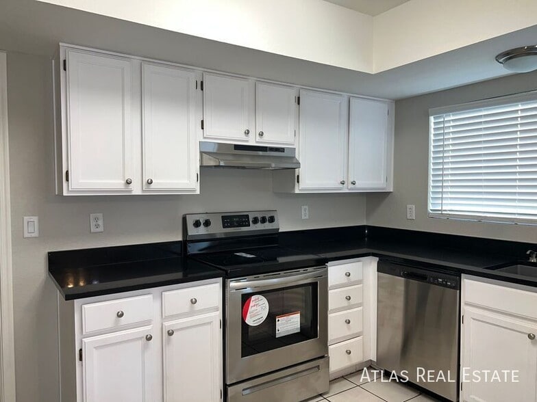 Building Photo - 4145 W Bluefield Ave