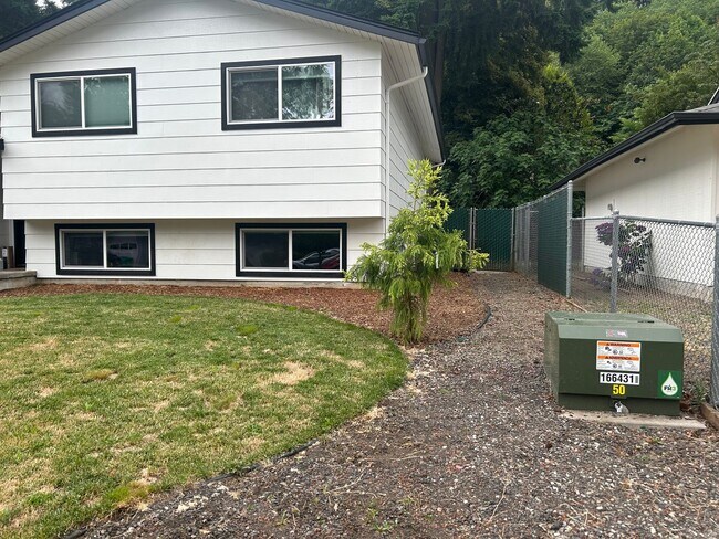 Building Photo - Beautiful Renovated 1 Bed/ 1 Bath Private Apartment Home Now Available!