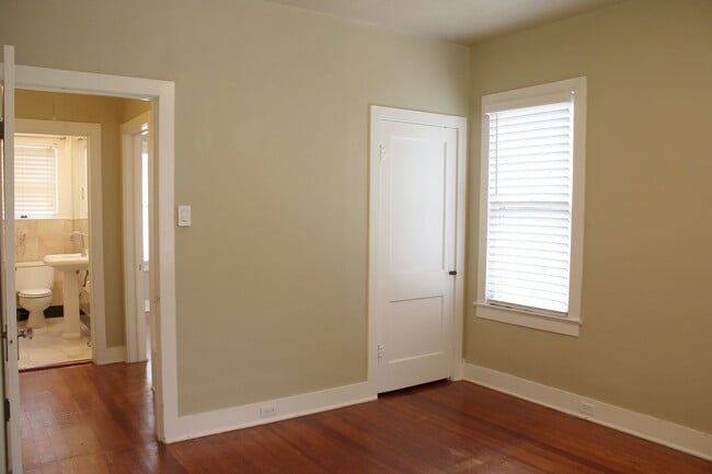 Building Photo - QUINTESSENTIAL ALAMO HEIGHTS COTTAGE