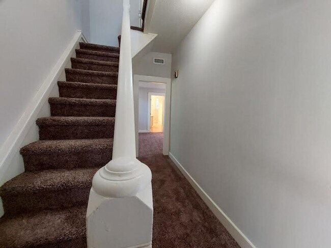 Building Photo - Gorgeous 3 bedroom, 1 bath home south of Haysville