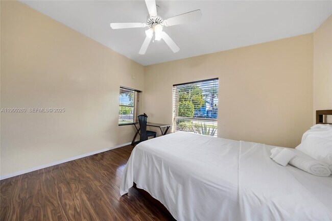 Building Photo - 526 S 28th Ave