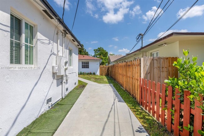 Building Photo - 3027 SW 24th St