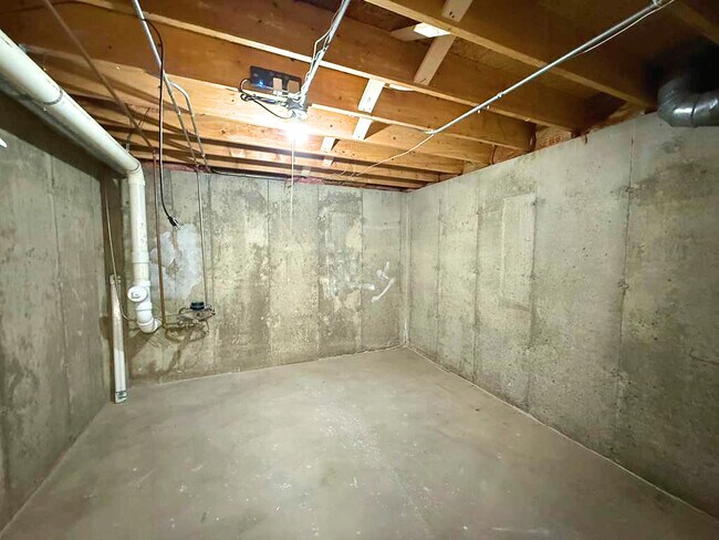 Building Photo - 4797 Amber Cir