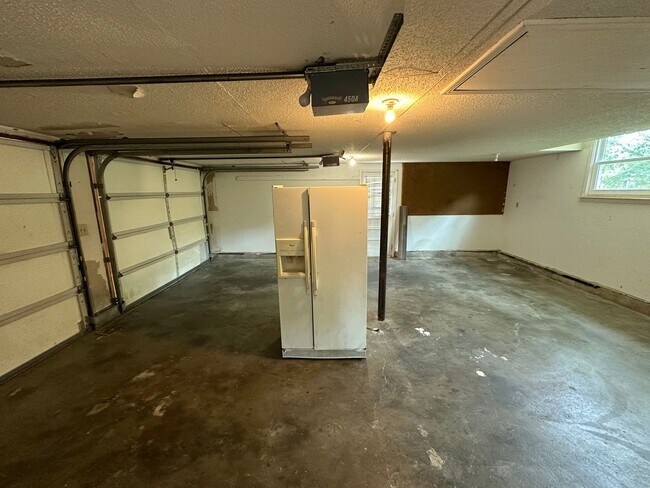 Building Photo - Beautiful Pet Friendly 3 bedroom home for ...