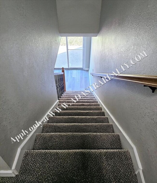 Building Photo - Beautiful Townhome in Blue Springs-Available NOW!!