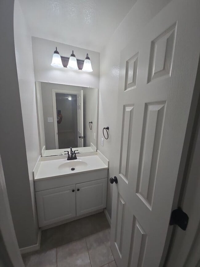 Building Photo - Cozy 3BR Home with Attached 2-Car Garage!!