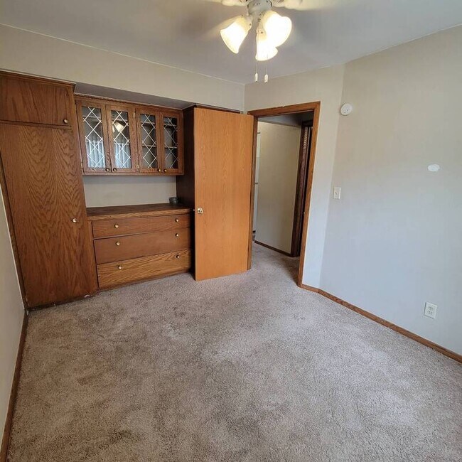 Building Photo - 400 Larpenteur Ave W