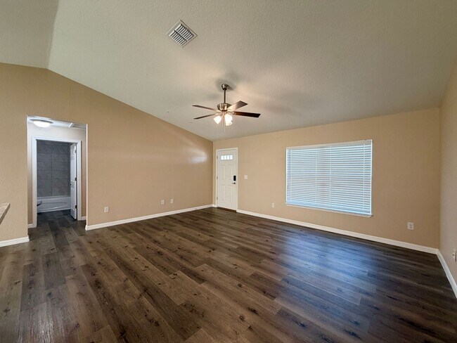 Building Photo - Desirable SE Neighborhood - 3/2/2 Silver Spring Shores **Available NOW**