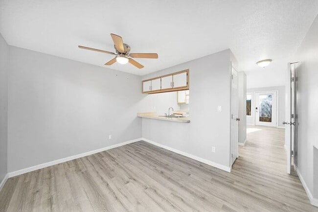 Building Photo - Spacious 2 Bed, 1.5 Bath. townhome with Washer and Dryer!